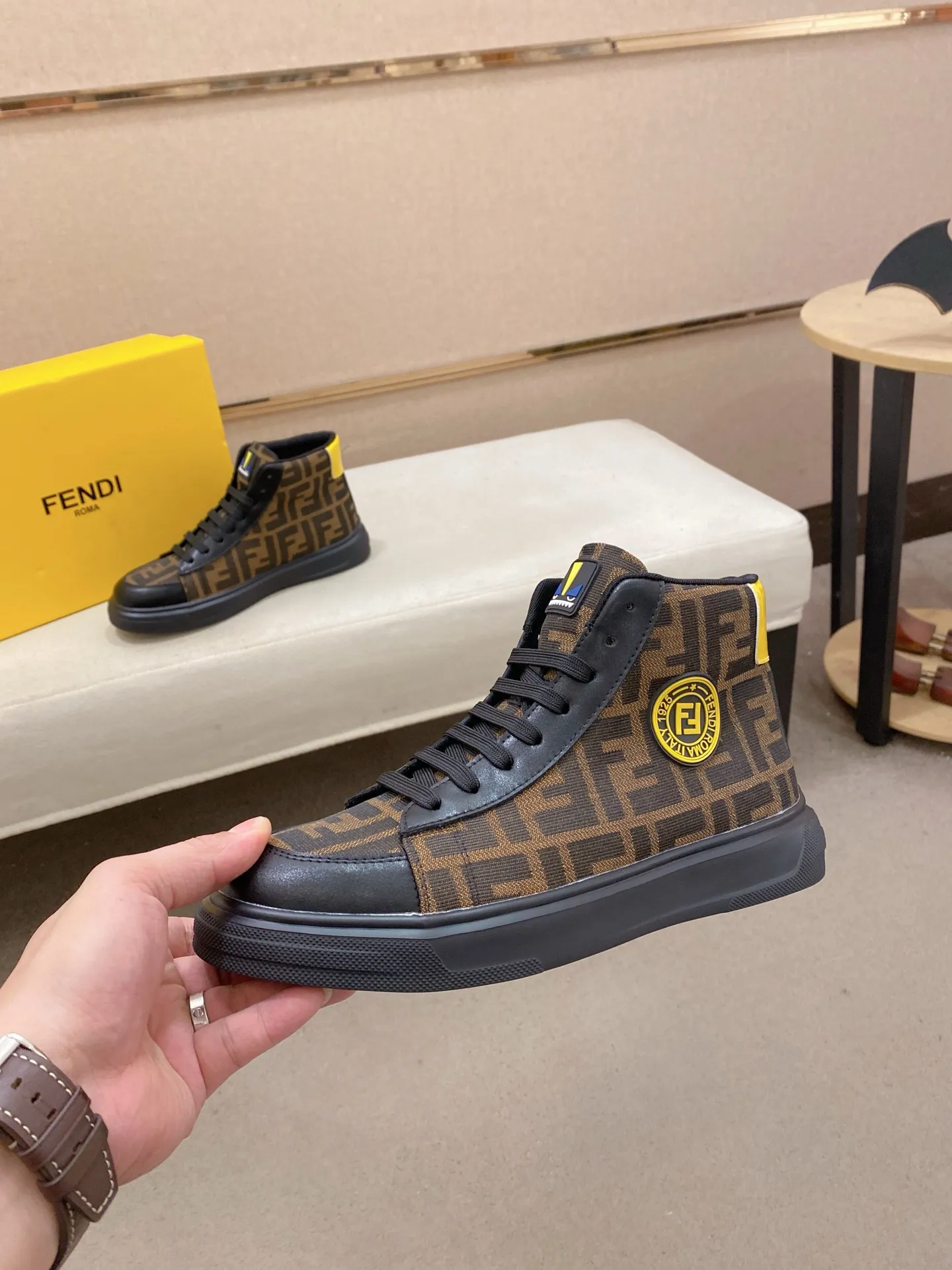 Men's shoes 420💰 (fendi) New high-top 👊🏻 upper 🇮🇹 imported cowhide fabric 🇩🇪 lining imported breathable mesh lining. The original outsole is molded to highlight the identity of every man, and the upper foot is elegant and stable🚶🏻🚶🏻The high-end custom counters reproduce the original version📯No matter the wind or rain, the shoe last remains unchanged and can withstand the verification of time🔍️,🔵 Size: 38-44